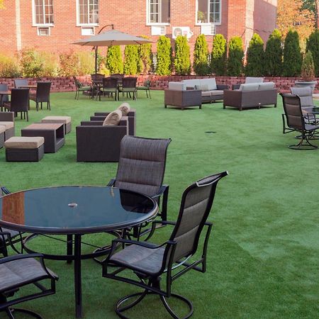 Courtyard By Marriott New York Queens/Fresh Meadows Exterior photo