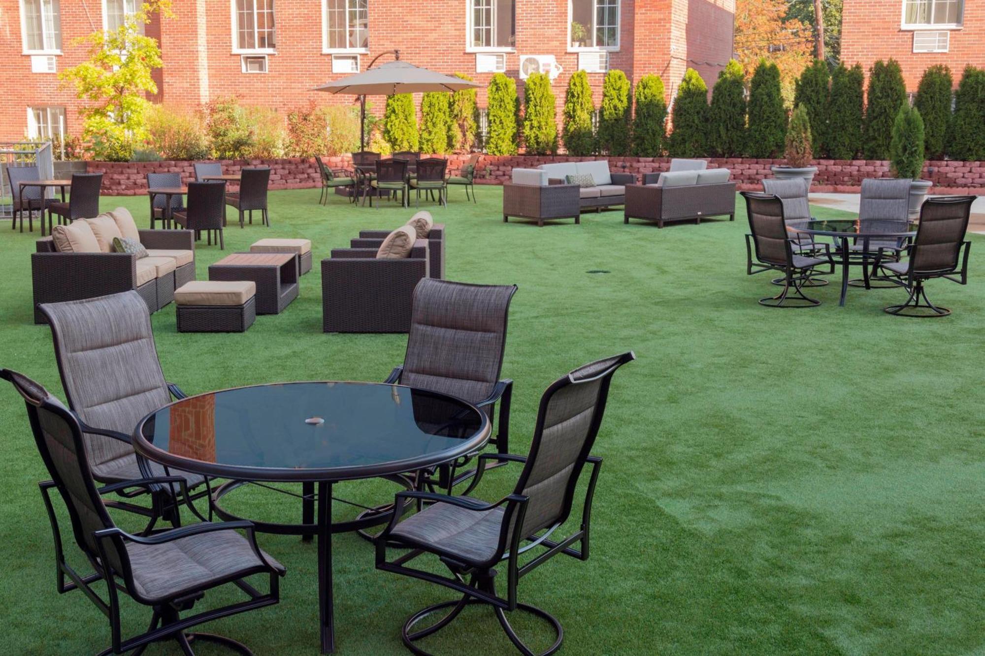 Courtyard By Marriott New York Queens/Fresh Meadows Exterior photo