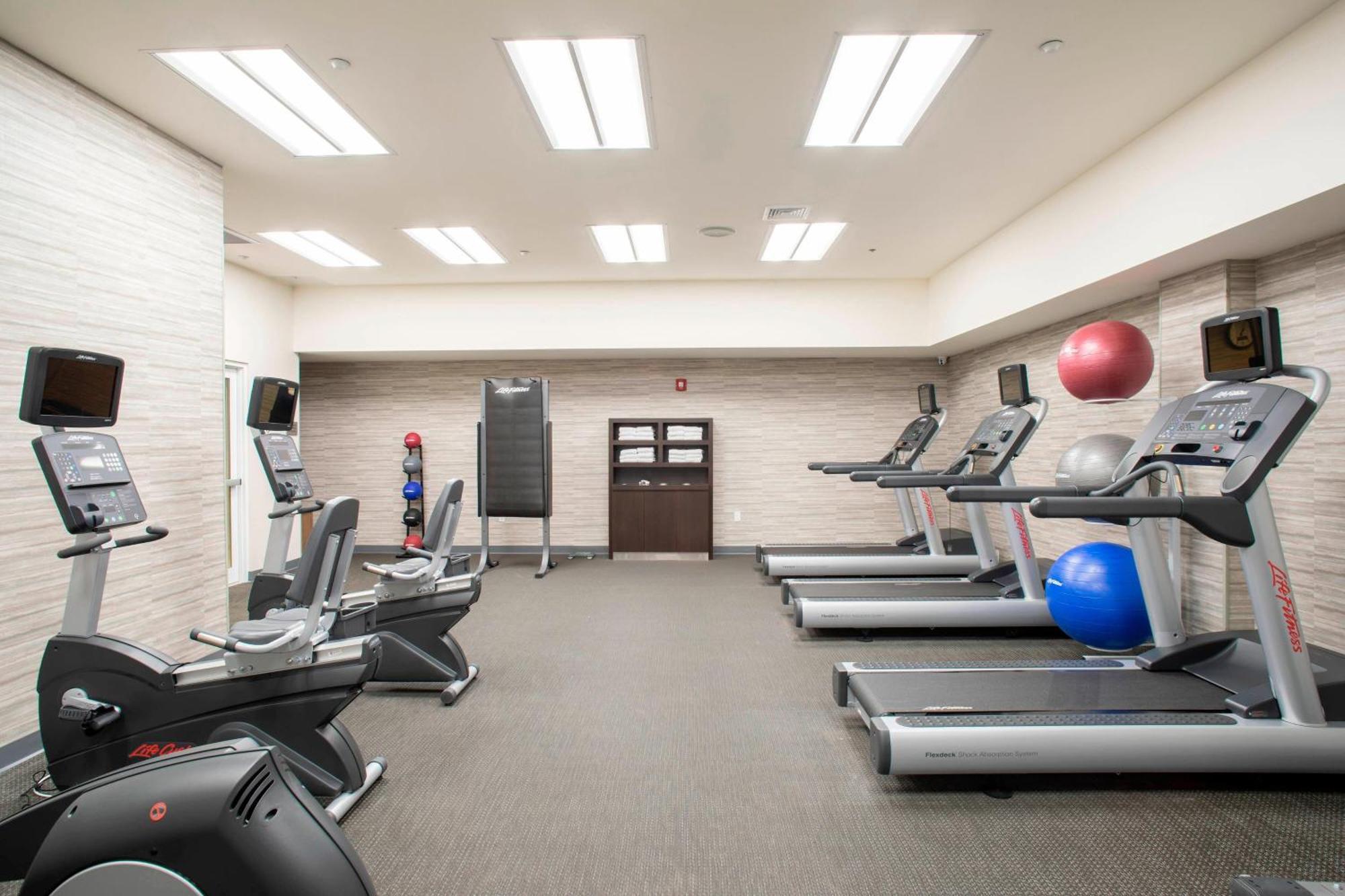 Courtyard By Marriott New York Queens/Fresh Meadows Exterior photo
