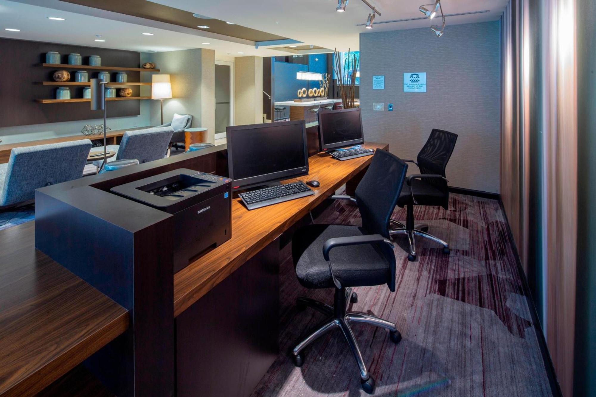 Courtyard By Marriott New York Queens/Fresh Meadows Exterior photo