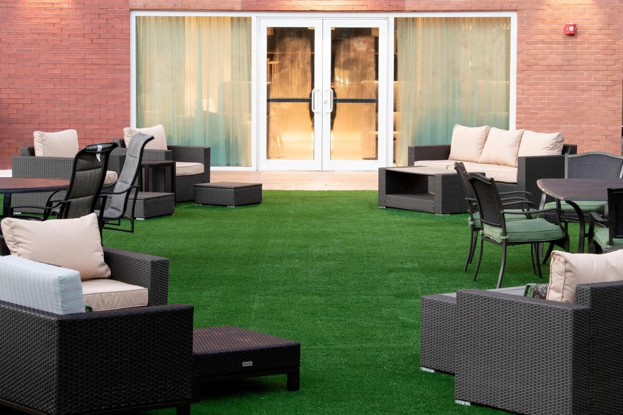 Courtyard By Marriott New York Queens/Fresh Meadows Exterior photo
