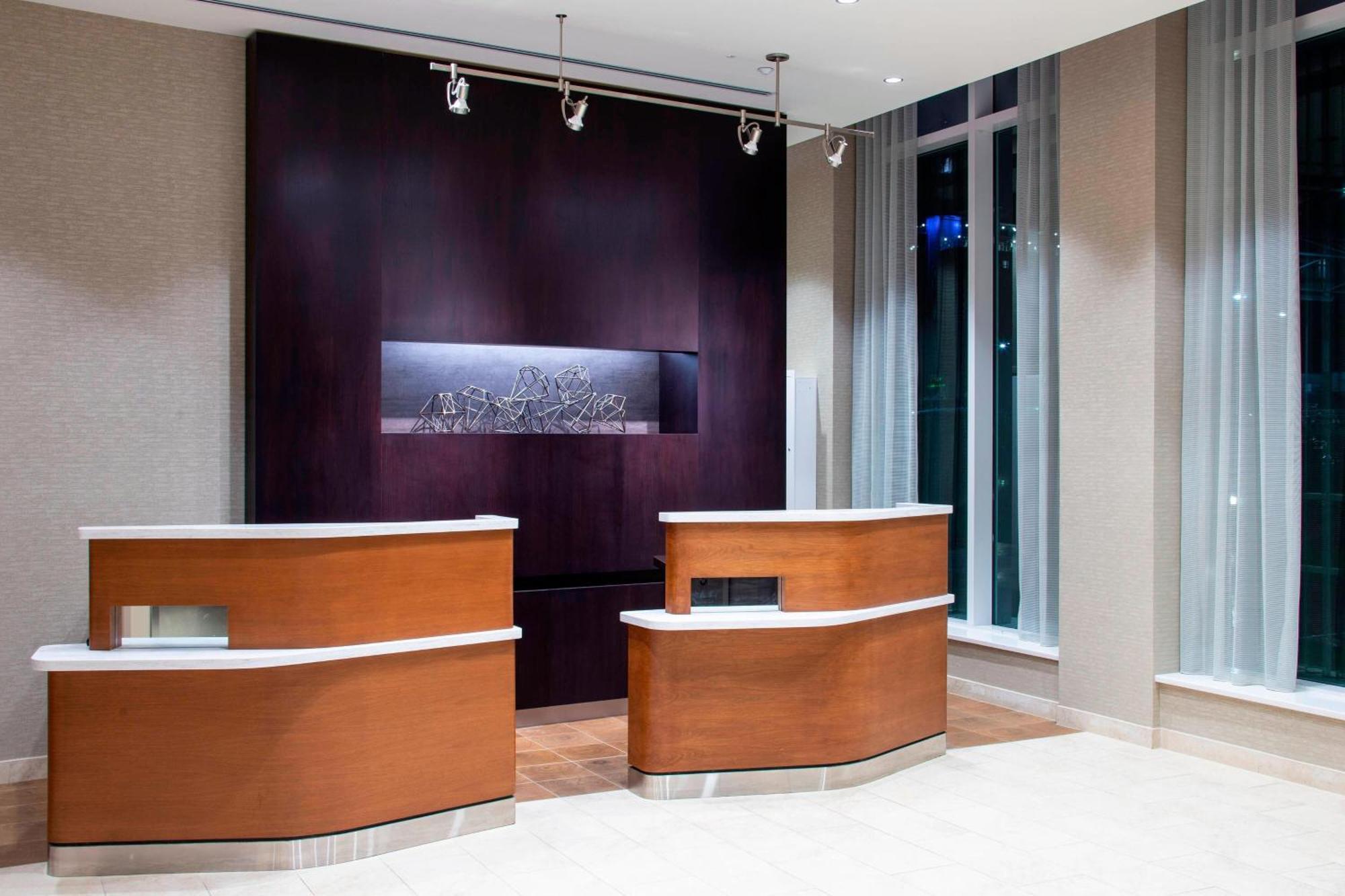 Courtyard By Marriott New York Queens/Fresh Meadows Exterior photo