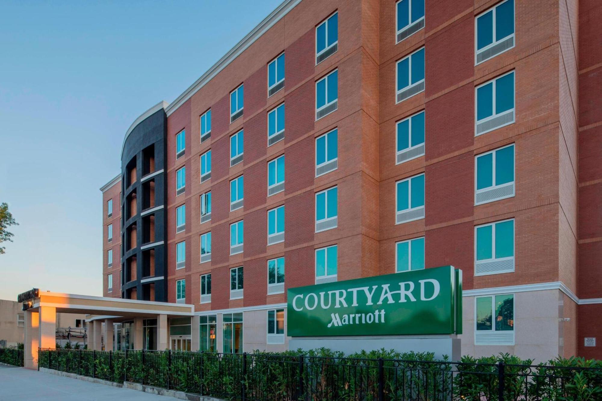 Courtyard By Marriott New York Queens/Fresh Meadows Exterior photo