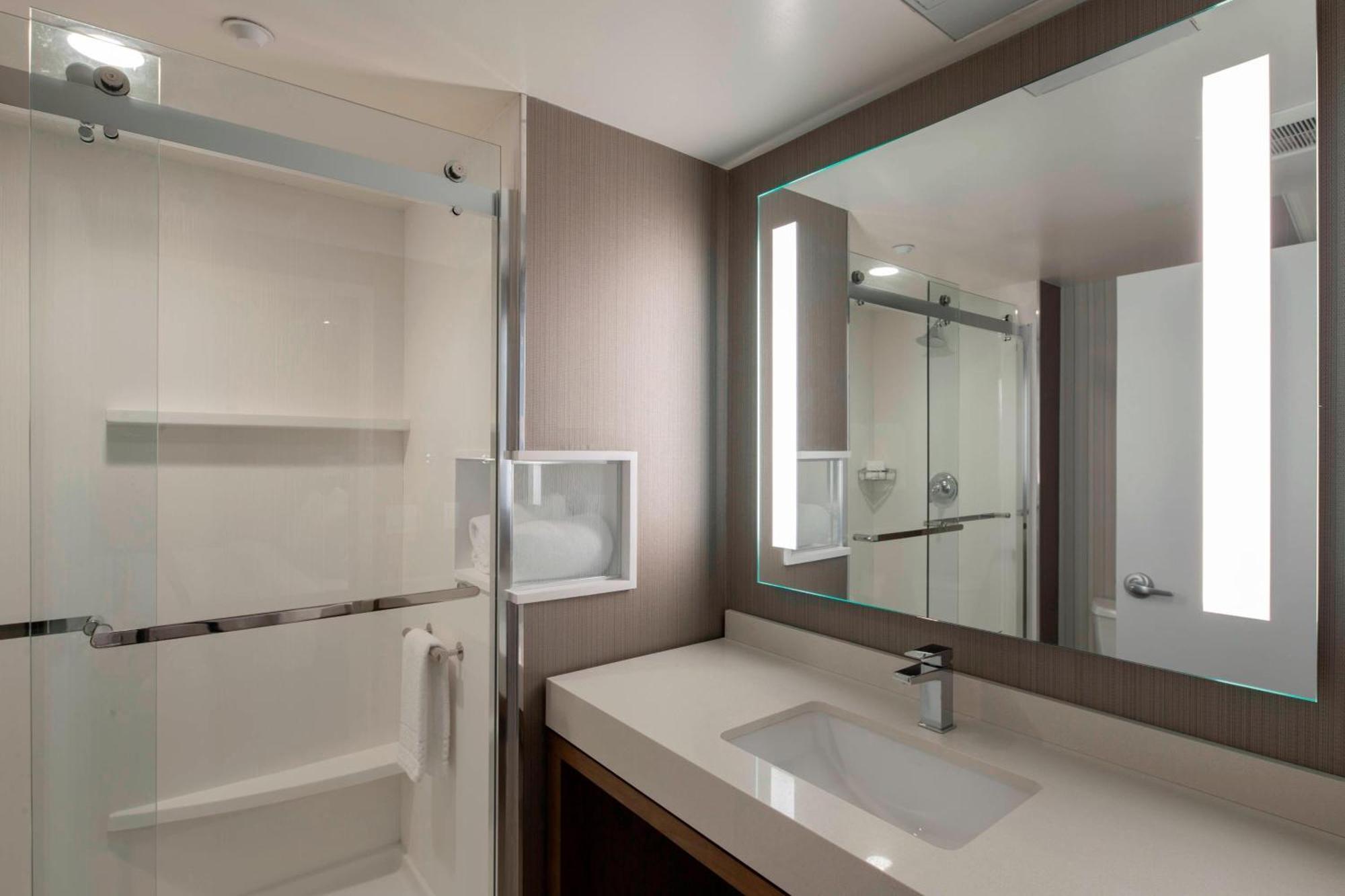 Courtyard By Marriott New York Queens/Fresh Meadows Exterior photo