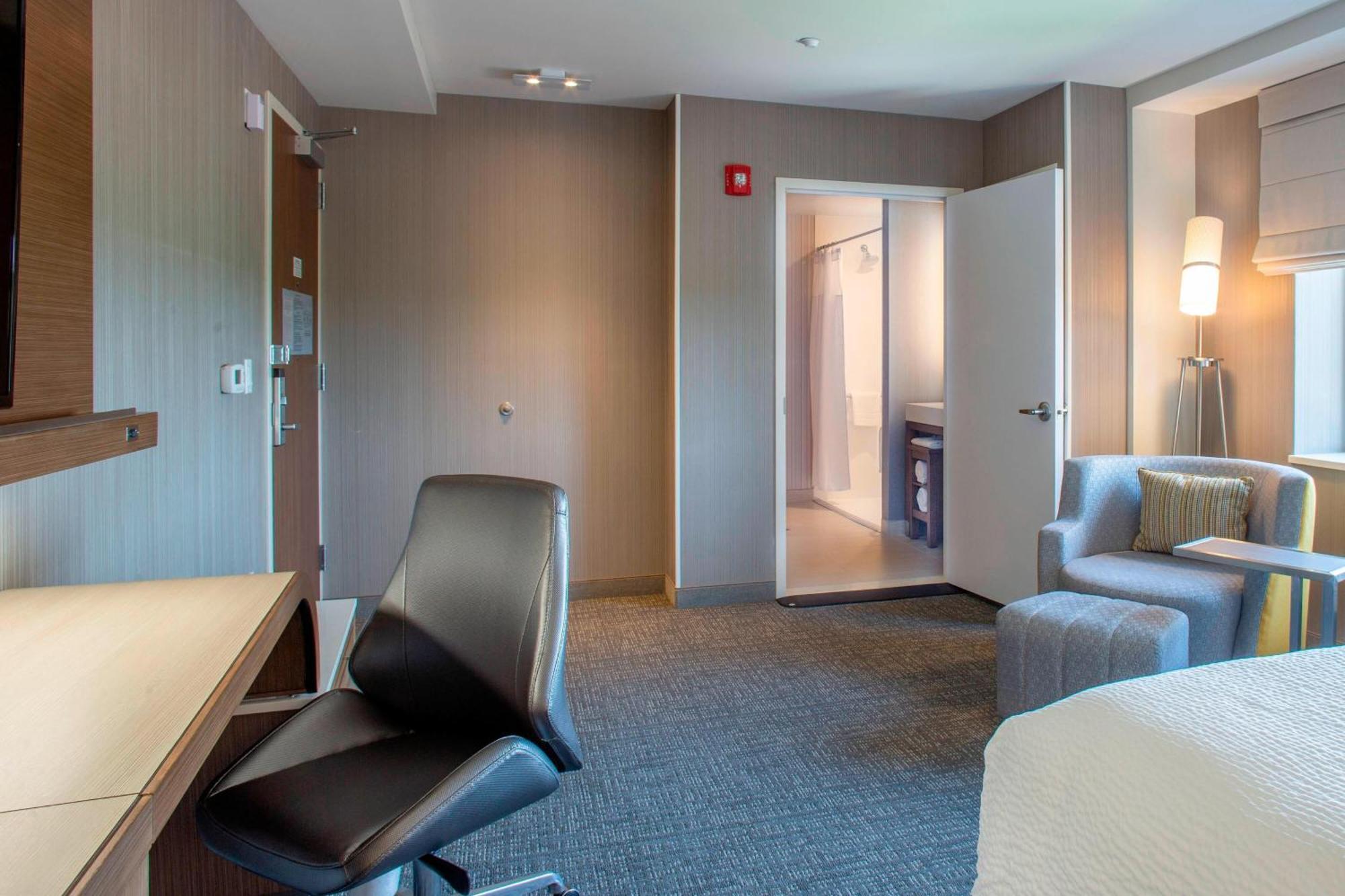Courtyard By Marriott New York Queens/Fresh Meadows Exterior photo