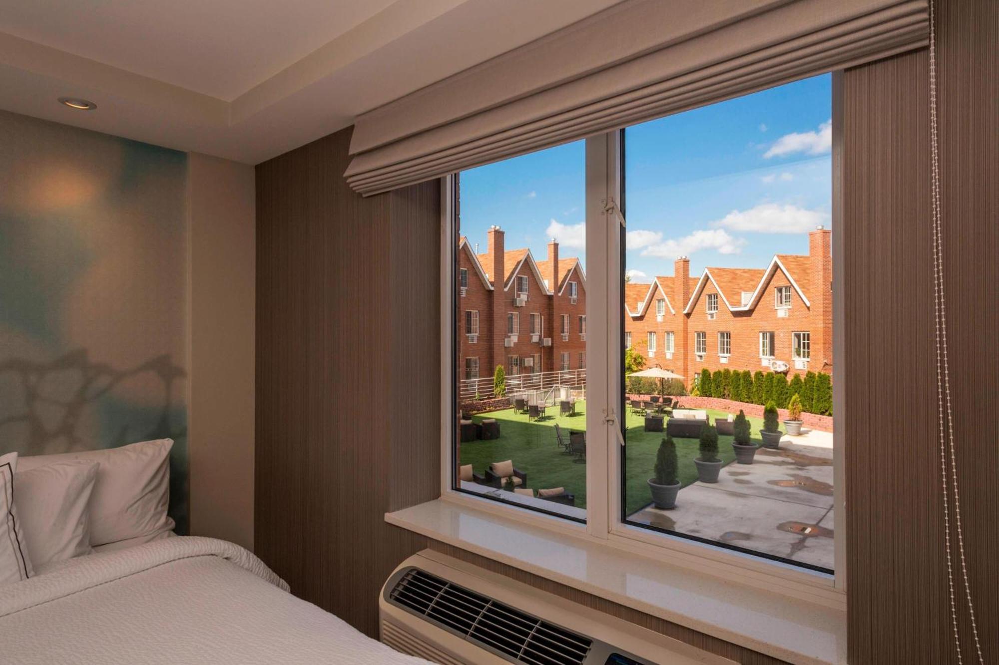 Courtyard By Marriott New York Queens/Fresh Meadows Exterior photo