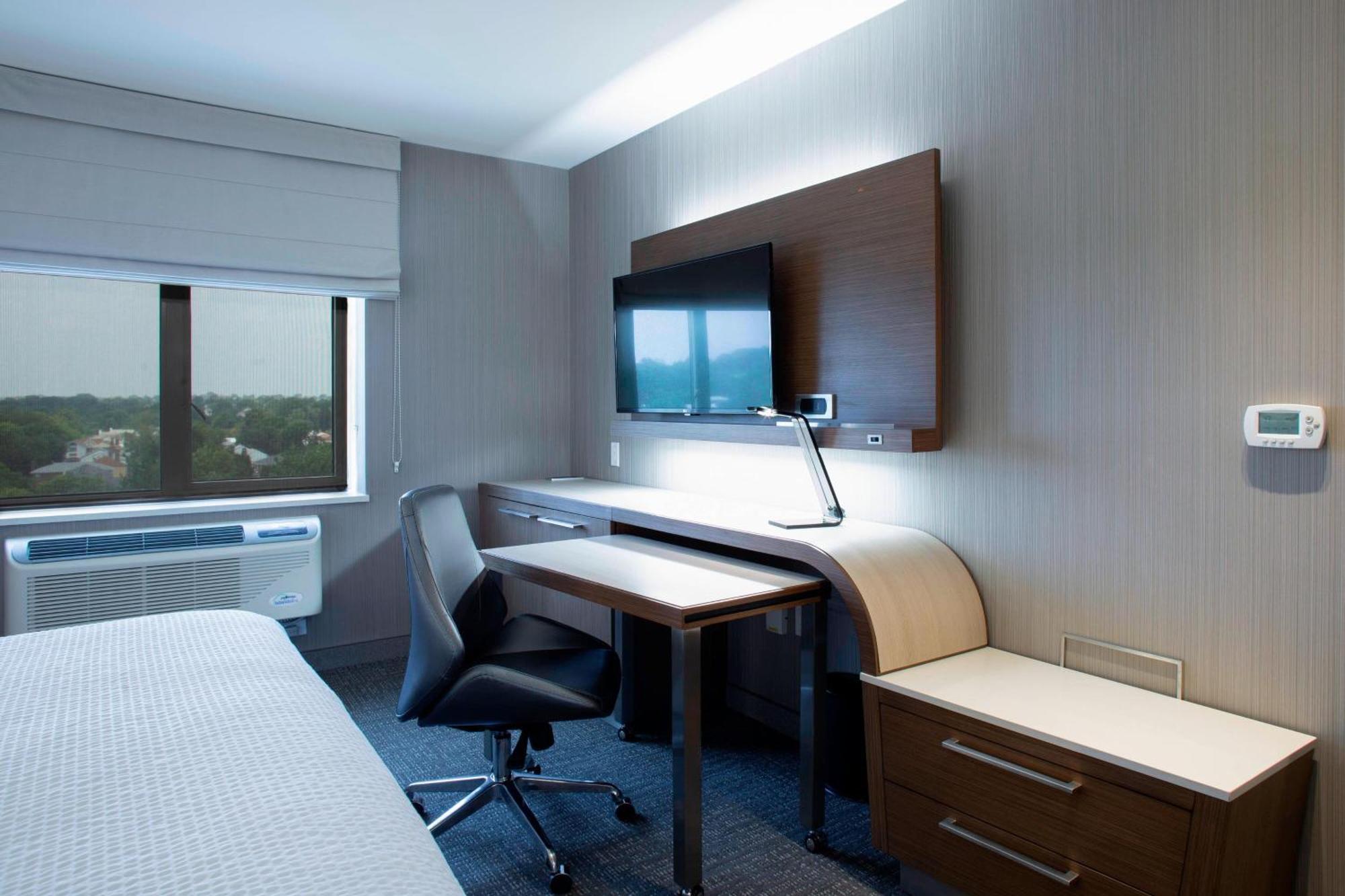 Courtyard By Marriott New York Queens/Fresh Meadows Exterior photo