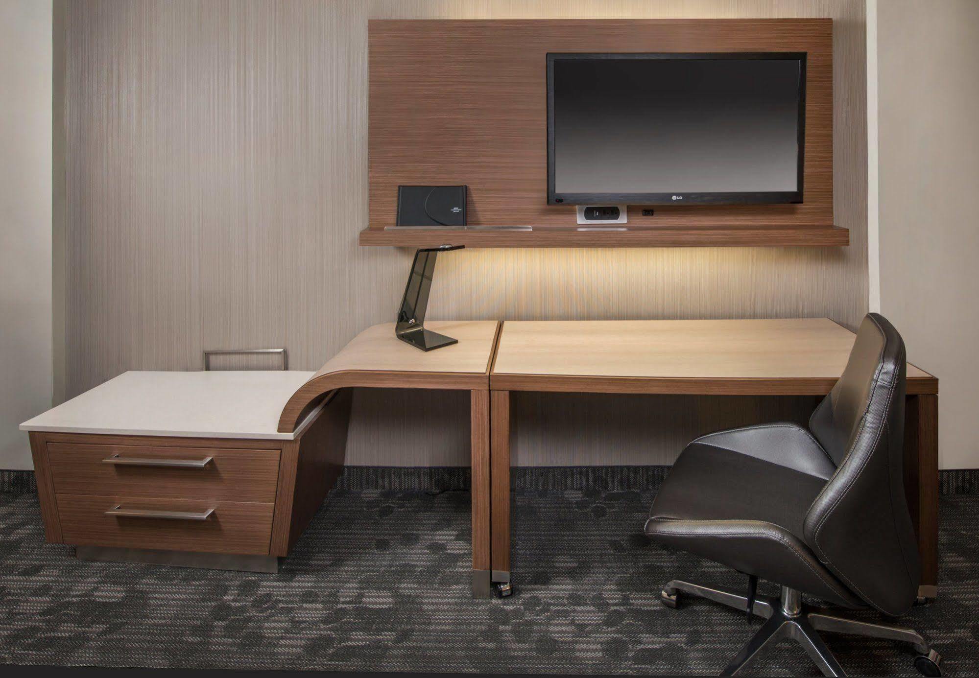 Courtyard By Marriott New York Queens/Fresh Meadows Exterior photo